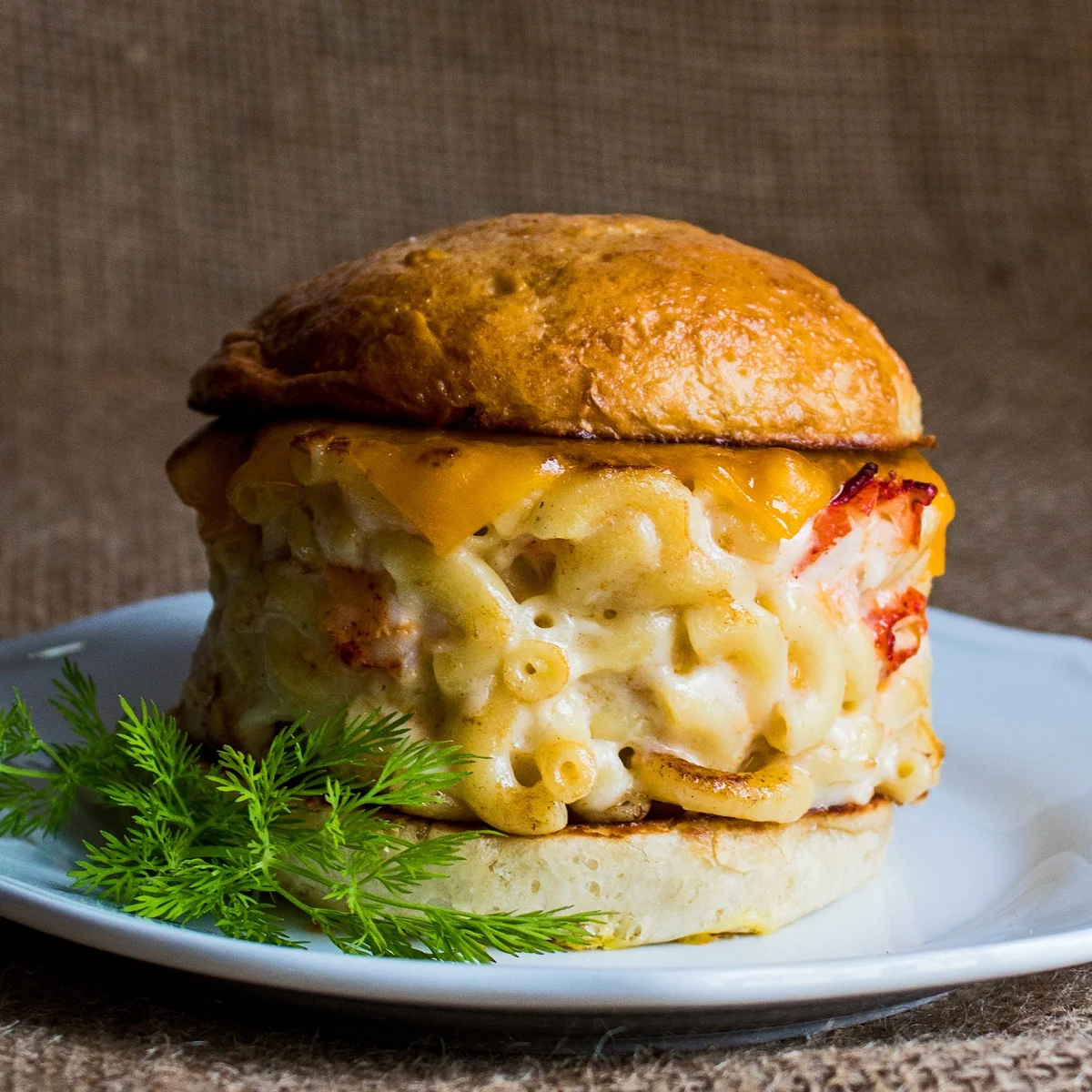 Imagen hamburguesa con queso y macarrones